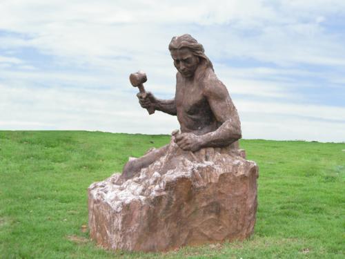 Escultura 'O Aprendiz' por David Rodrigues — Símbolo de lapidação e constante aperfeiçoamento moral