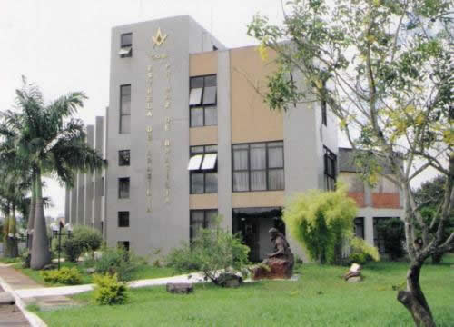 Vista lateral e jardins da A.R.L.S. Estrela de Brasília n° 1484